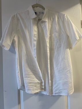 Classic Men’s White Short-Sleeve Button-Down Shirt